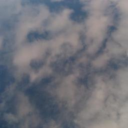 Diamentowy Blask - Błyszcząca maska czarnego Mercedesa odbija błękitne niebo z chmurami. Widoczne logo marki. Kąt ujęcia z dołu podkreśla głębię.