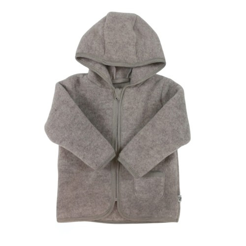Dziecięca kurtka z kapturem uszyta z szarego filcu, zapinana na zamek, z kieszenią i zaokrąglonym dołem, na białym tle.