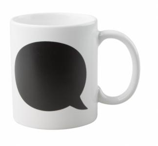 Biały kubek z nadrukowanym czarnym dymkiem do wpisywania tekstu, stojący na białym tle.