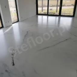 biała żywica poliuretanowa z antracytem w satynie