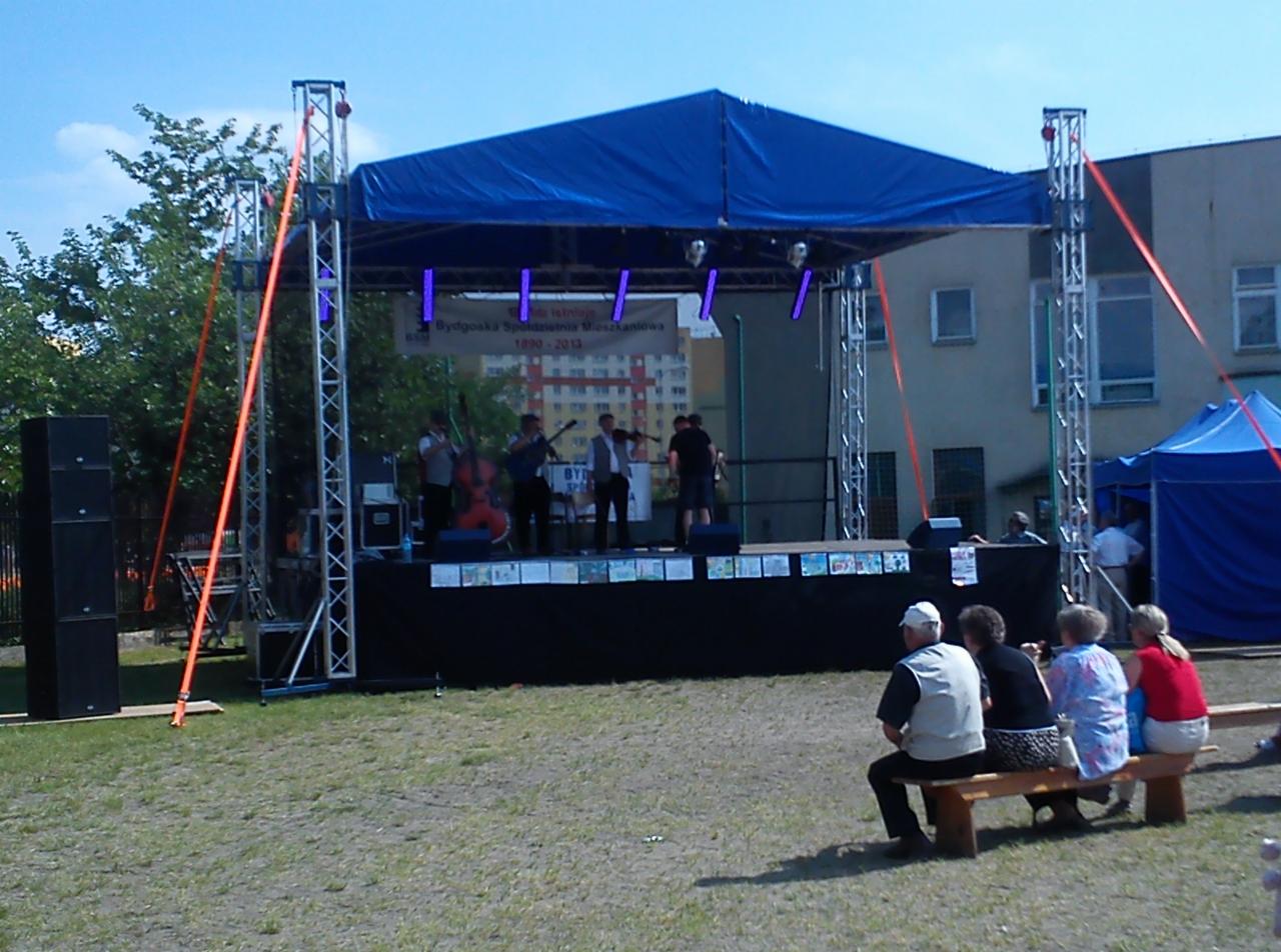 Wynajem sceny, nagłośnienie i oświetlenie estradowe.