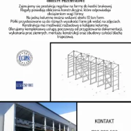 Wizualizacja regałów magazynowych na formy do kostki brukowej z obliczeniami konstrukcyjnymi, obok zdjęcie zrealizowanego magazynu z regałami wypełnionymi formami, logo firmy i dane kontaktowe.