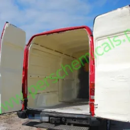 Wnętrze czerwonego samochodu dostawczego po izolacji pianką, widoczne otwarte tylne drzwi, Łowicz.