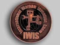 Miedziany medal z napisem International Warsaw Invention Show IWIS, przedstawiający stylizowanego robota na tle globu.
