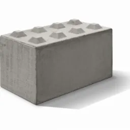 Szary, betonowy blok z wypustkami na górnej powierzchni, przypominający duży klocek, o surowej fakturze betonu.