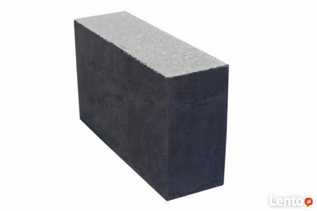 Pojedynczy, szary element nawierzchniowy o porowatej fakturze, sfotografowany na białym tle pod kątem, eksponujący jego trójwymiarowość.