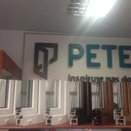 Przekroje okien z różnymi profilami i kolorami ram, prezentowane pod logo firmy PETE.