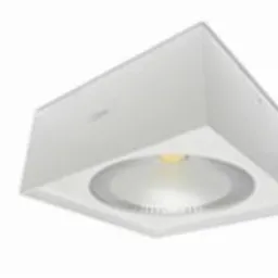 Biała, kwadratowa lampa sufitowa typu downlight z okrągłym, wgłębionym kloszem i delikatną poświatą światła.