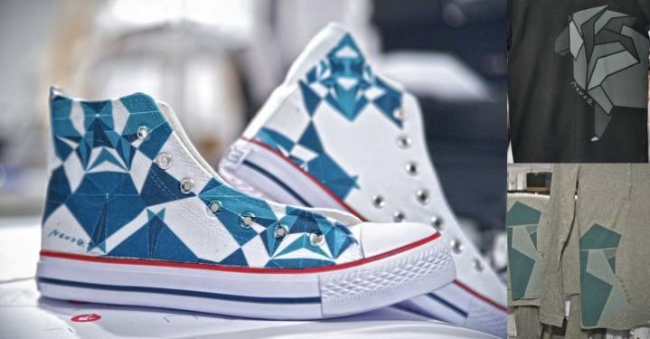 Białe trampki z niebieskim, geometrycznym wzorem i fragmenty odzieży z nadrukami w podobnym stylu, prezentacja autorskich projektów.