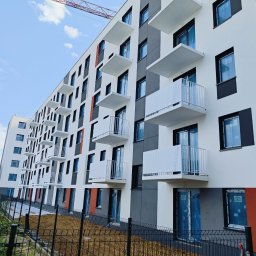 BALUSTEEL SPÓŁKA Z OGRANICZONĄ ODPOWIEDZIALNOŚCIĄ - Nowoczesny budynek mieszkalny z balkonami zabezpieczonymi ażurowymi barierkami, widok z dołu na elewację w kolorach bieli, szarości i oranżu, plac budowy w tle.