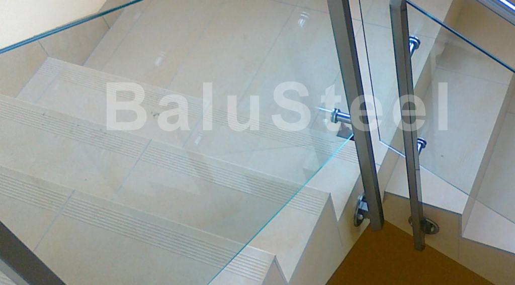 Balustrada szklana, słupki ze stali nierdzewnej