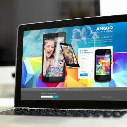 Laptop wyświetla responsywną stronę internetową Amgoo z trzema smartfonami i formularzem zapisu do newslettera. Projekt nowoczesny, zoptymalizowany dla urządzeń mobilnych.