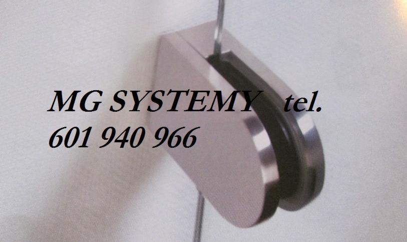 Szczegół mocowania szkła balustrady z widocznym logo firmy MG Systemy i numerem telefonu.