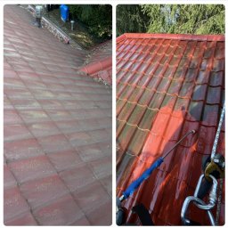 ZmyjTo - Porównanie dachu przed i po czyszczeniu. Po lewej dach pokryty mchem, po prawej umyty, czerwony dach z widoczną lancą czyszczącą i sprzętem asekuracyjnym.