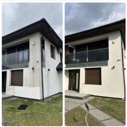 ZmyjTo - Zdjęcie elewacji domu przed i po myciu. Widoczna różnica w czystości ściany, od szarej, zabrudzonej do jasnej, czystej. Ujęcie z poziomu trawnika, lekko z dołu.