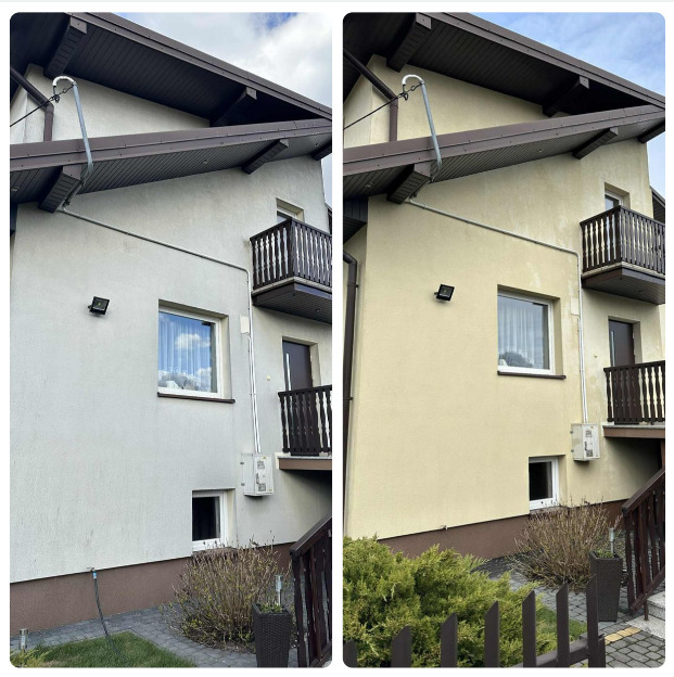 Dom dwukondygnacyjny: lewa strona elewacji przed, prawa po malowaniu. Widoczne okna, balkon, lampa, brązowy dach i fragment zieleni.