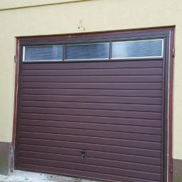 Brama garażowa uchylna z przeszkleniem poliwęglan 