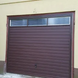 Brama garażowa uchylna z przeszkleniem poliwęglan