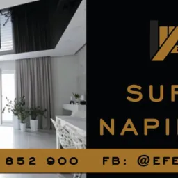 Salon z czarnym, błyszczącym sufitem napinanym, odbijającym wnętrze pomieszczenia, obok logo firmy i dane kontaktowe.