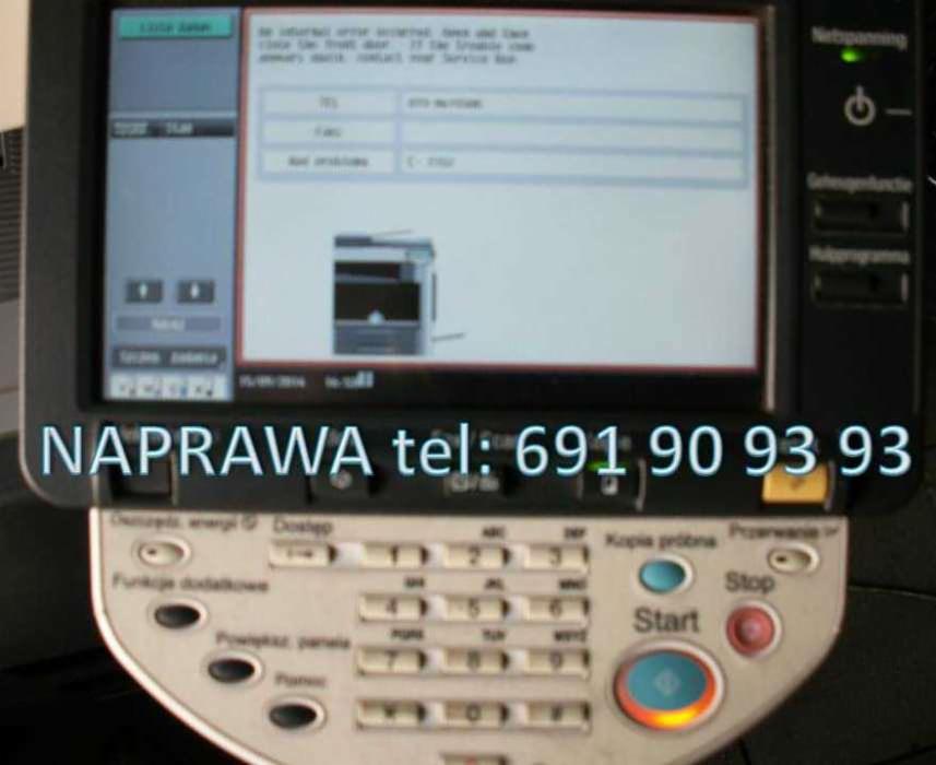 Ekran kserokopiarki z wyświetlonym błędem i informacją o numerze telefonu serwisu naprawczego: 691 90 93 93, widoczne przyciski sterujące urządzenia.