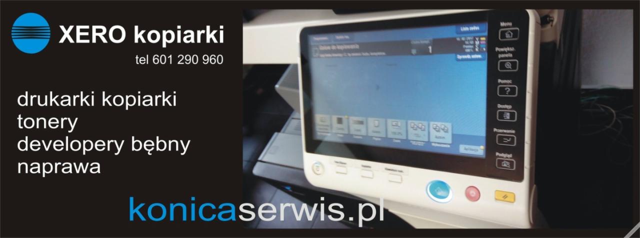 Reklama serwisu kserokopiarek Konica Minolta z widocznym panelem sterowania urządzenia, numerem telefonu i adresem strony internetowej.