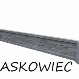 Prefabrykowana płyta podmurówkowa imitująca kamień piaskowiec, z łącznikiem, na białym tle.