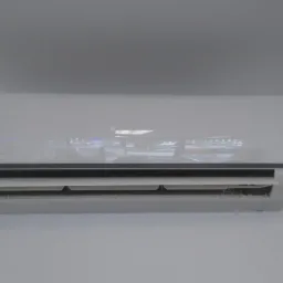 Biały klimatyzator Panasonic Inverter zamontowany na jasnej ścianie. Widoczne odbicie otoczenia w obudowie urządzenia.