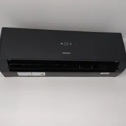 Czarna jednostka klimatyzacji Innova zamontowana na białej ścianie, wyświetlacz pokazuje 22 stopnie Celsjusza.