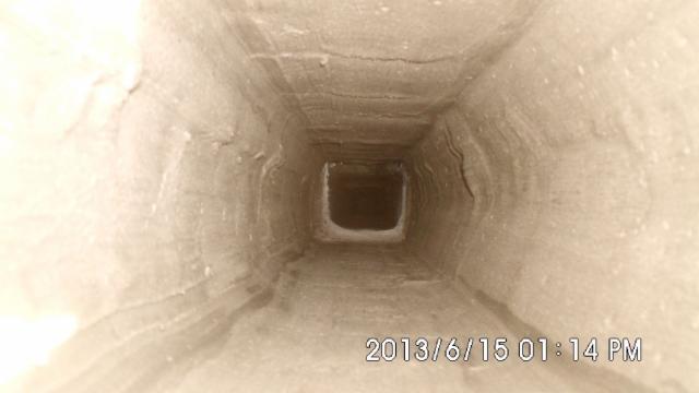 Wnętrze komina przed frezowaniem, widoczny osad i nierówności ścianek, data wykonania zdjęcia 2013/6/15.