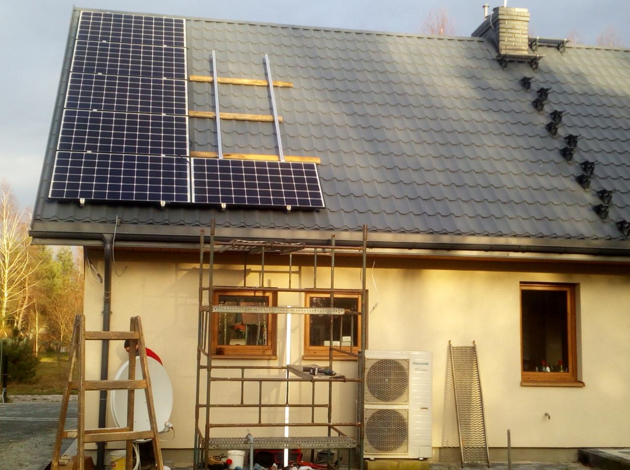 Montowanie paneli fotowoltaicznych na dachu skosnym