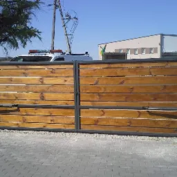 Zdjęcie z realizacji montażu automatyki do bramy dwuskrzydłowej.