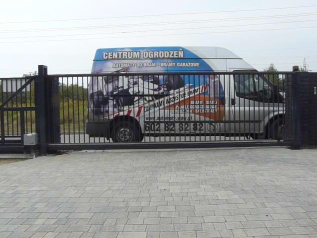 Zdjęcie z realizacji montażu automatyki do bramy przesuwnej.