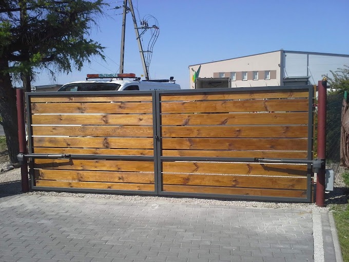 Zdjęcie z realizacji montażu automatyki do bramy dwuskrzydłowej.