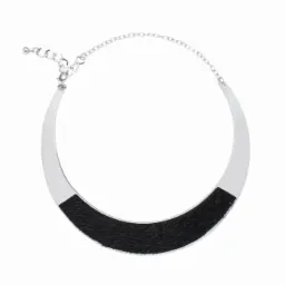 Srebrny naszyjnik typu choker z czarnym, futerkowym elementem na białym tle.