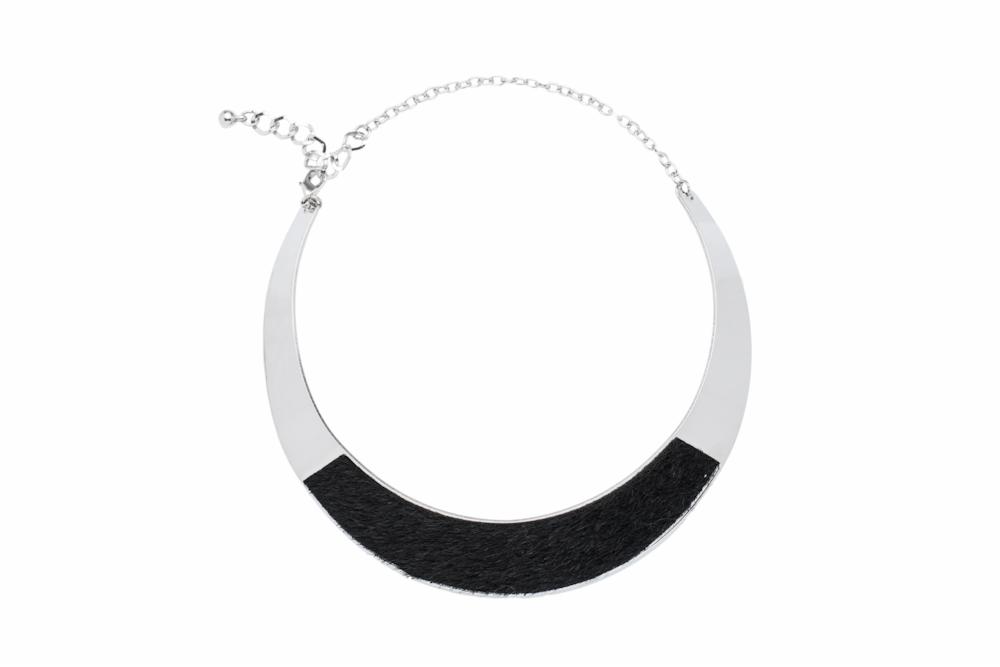 Srebrny naszyjnik typu choker z czarnym, futerkowym elementem na białym tle.