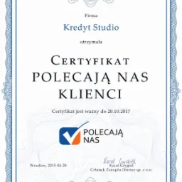 Certyfikat 'Polecają Nas Klienci' dla firmy Kredyt Studio, ważny do 20.10.2017, wydany we Wrocławiu 2015-04-20, podpisany przez Karola Grygiela, Członka Zarządu Oferteo sp. z o.o., z ozdobną...