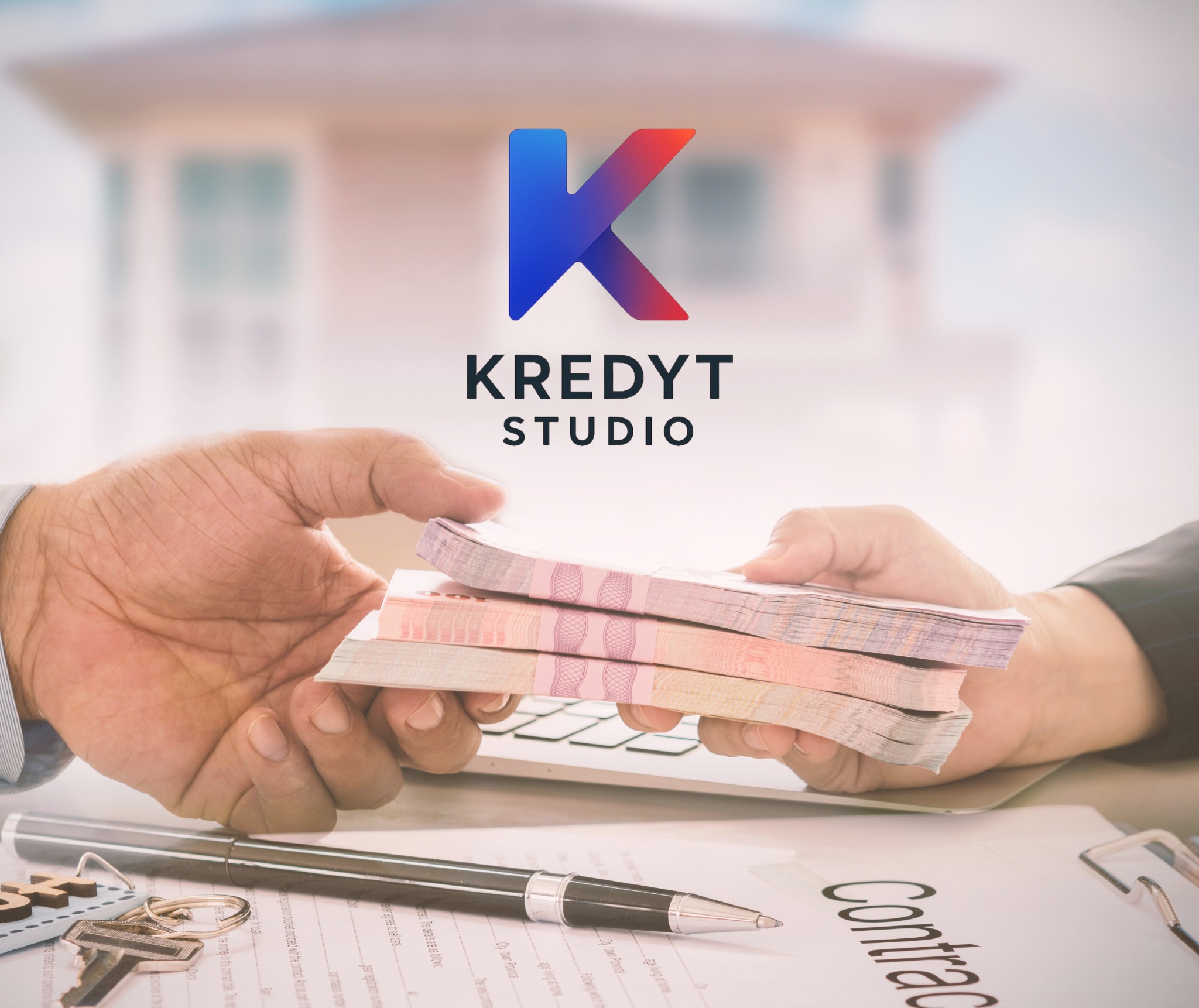 Przekazywanie pliku banknotów nad umową kredytową, w tle logo Kredyt Studio i rozmyty obraz domu. Klucze do domu leżą obok długopisu.