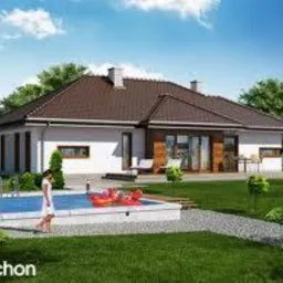 Wizualizacja projektu domu jednorodzinnego z basenem, widok z ogrodu w słoneczny dzień. Nowoczesna architektura, biała elewacja z brązowymi akcentami, ciemny dach i zadbany trawnik.