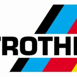 Logo Austrotherm z ukośnymi pasami w kolorach czarnym, niebieskim, czerwonym i żółtym, umieszczone na białym tle.