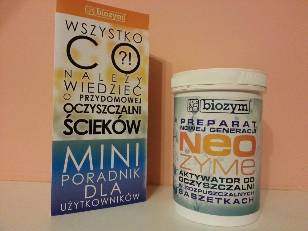 Poradnik i preparat Neo Zyme marki Biozym do oczyszczalni, na jasnym tle. Widoczny mini poradnik dla użytkowników oraz plastikowe opakowanie z aktywatorem w saszetkach.