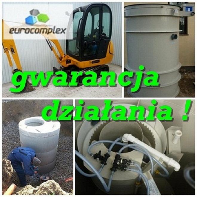Kompozycja zdjęć: minikoparka Eurocomplex, betonowy zbiornik, montaż szamba betonowego z użyciem wiertarki oraz wnętrze oczyszczalni z rurami i zaworami; wszystko z napisem 'gwarancja działania!'