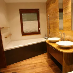 Jasna łazienka z drewnianą podłogą i szafką pod umywalki. Wanna z ciemną obudową, okno z żaluzjami. Ściana wyłożona płytkami imitującymi drewno, lustro.