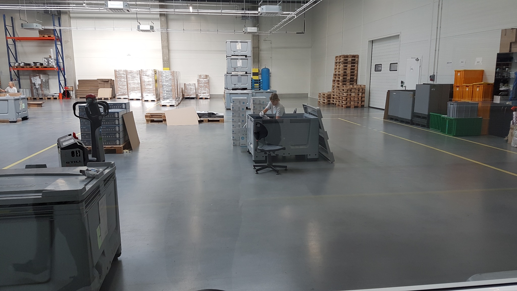 Na naszych realizacjach wykonujemy linie wydzielające strefy hali produkcyjnej