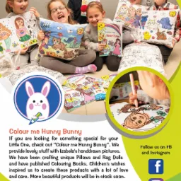 Grupa dzieci siedzi na podłodze, trzymając poduszki i książeczki do kolorowania z rysunkami zwierząt i postaci z bajek. Jedno dziecko koloruje flamastrem poduszkę z konturami postaci. W tle...