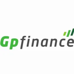 Logo firmy Gpfinance z zielonym akcentem na literze G i trzema zielonymi kreskami nad literą e, na białym tle.