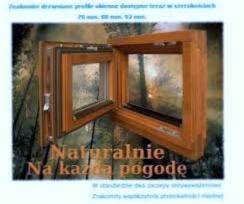 Drewniane ramy okienne w różnych odcieniach brązu, ustawione pod kątem, prezentujące przekrój profili o różnych grubościach. Widoczne napisy promocyjne 'Naturalnie. Na każdą pogodę'.