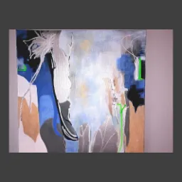 Abstrakcyjne malowidło na płótnie z przewagą błękitu, bieli i brązu, akcenty srebrne i neonowo-zielone, artystyczna ekspresja.