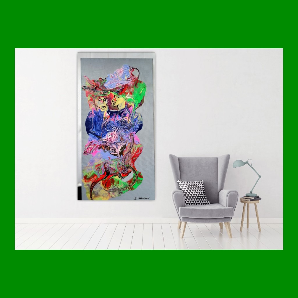 Abstrakcyjny obraz z dwoma postaciami w niebieskich ubraniach wiszący na ścianie nad szarym fotelem z geometryczną poduszką i stolikiem z lampką.