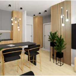 Wizualizacja salonu z aneksem kuchennym: czarne krzesła barowe ze złotymi nogami przy ciemnoszarym blacie, drewniane lamele na ścianie, wiszące lampy kuliste i doniczkowe rośliny.