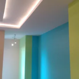 Nowoczesne wnętrze: ściany w odcieniach błękitu i limonki, podwieszany sufit z oświetleniem LED. Widok na okno i designerskie lampy wiszące.